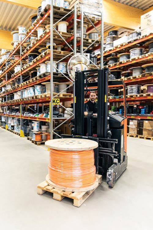 Kaapelit asiakaskohtaisesti varastosta