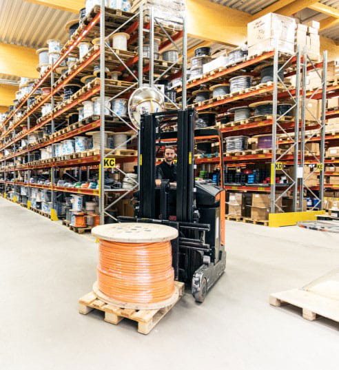 Kaapelit asiakaskohtaisesti varastosta