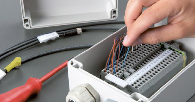 Bernstein muovikotelon työstö