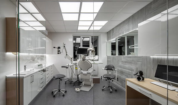 Lääkärin vastaanotto ilman näkösuojaa