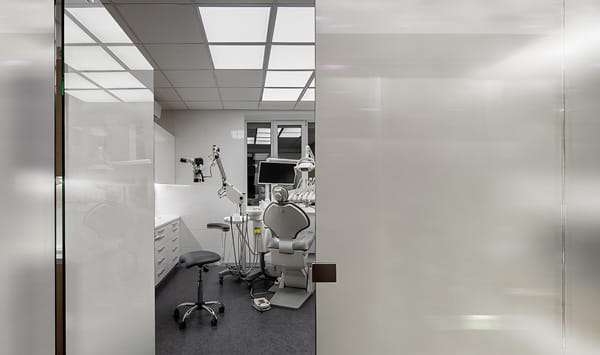 Lääkäsin vastaanotto näkösuojalla