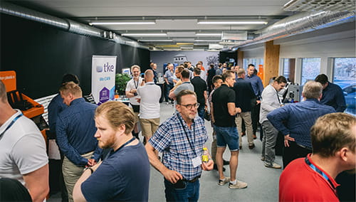 OEM Open Day -minimessuosasto