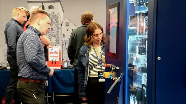 OEM Open Day vieraita showroomissa