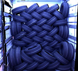 Värillinen 3D-skannaus 4 metrin päästä mustista renkaista