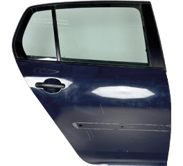 3D-skannaus naarmuisesta ja vahingoittuneesta auton ovesta 3,5 metrin päästä