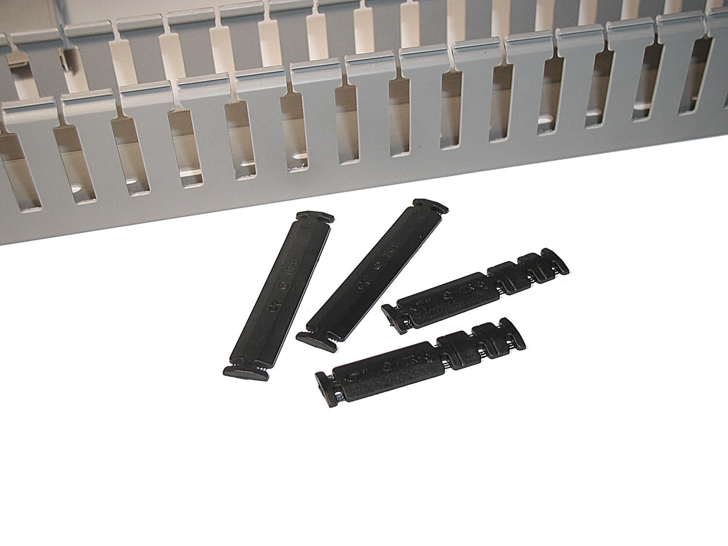 Kaapelikiinnitin kourulle