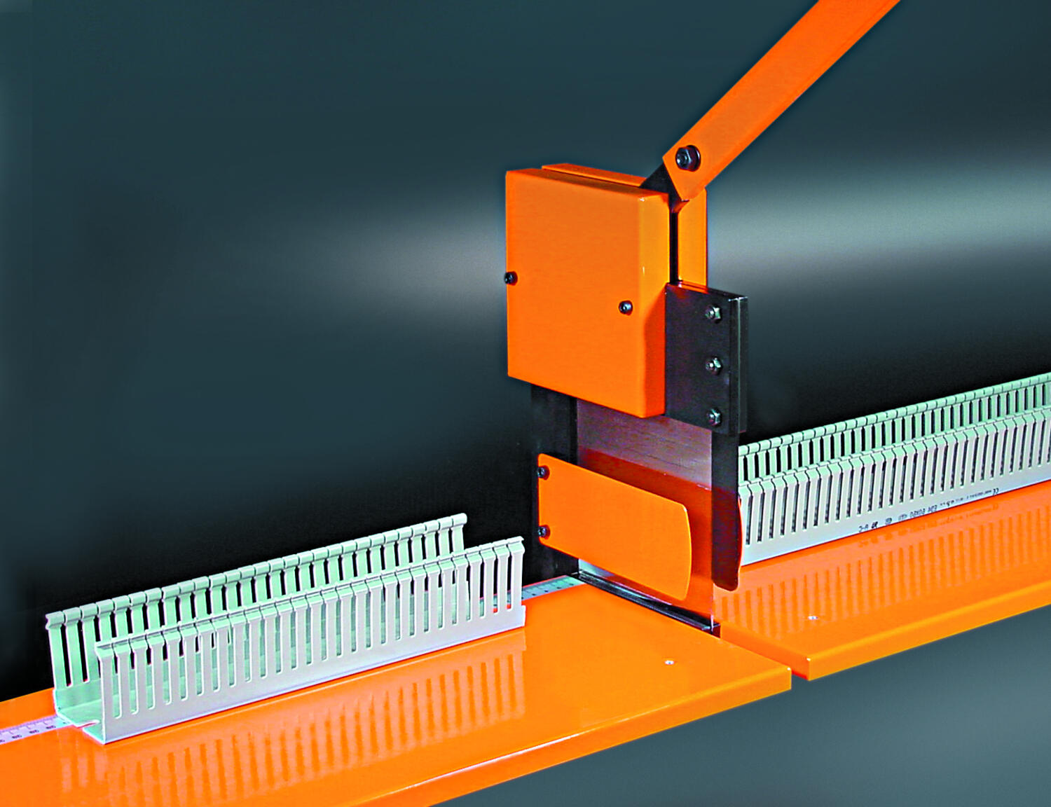 Katkaisutyökalu johtokouruille