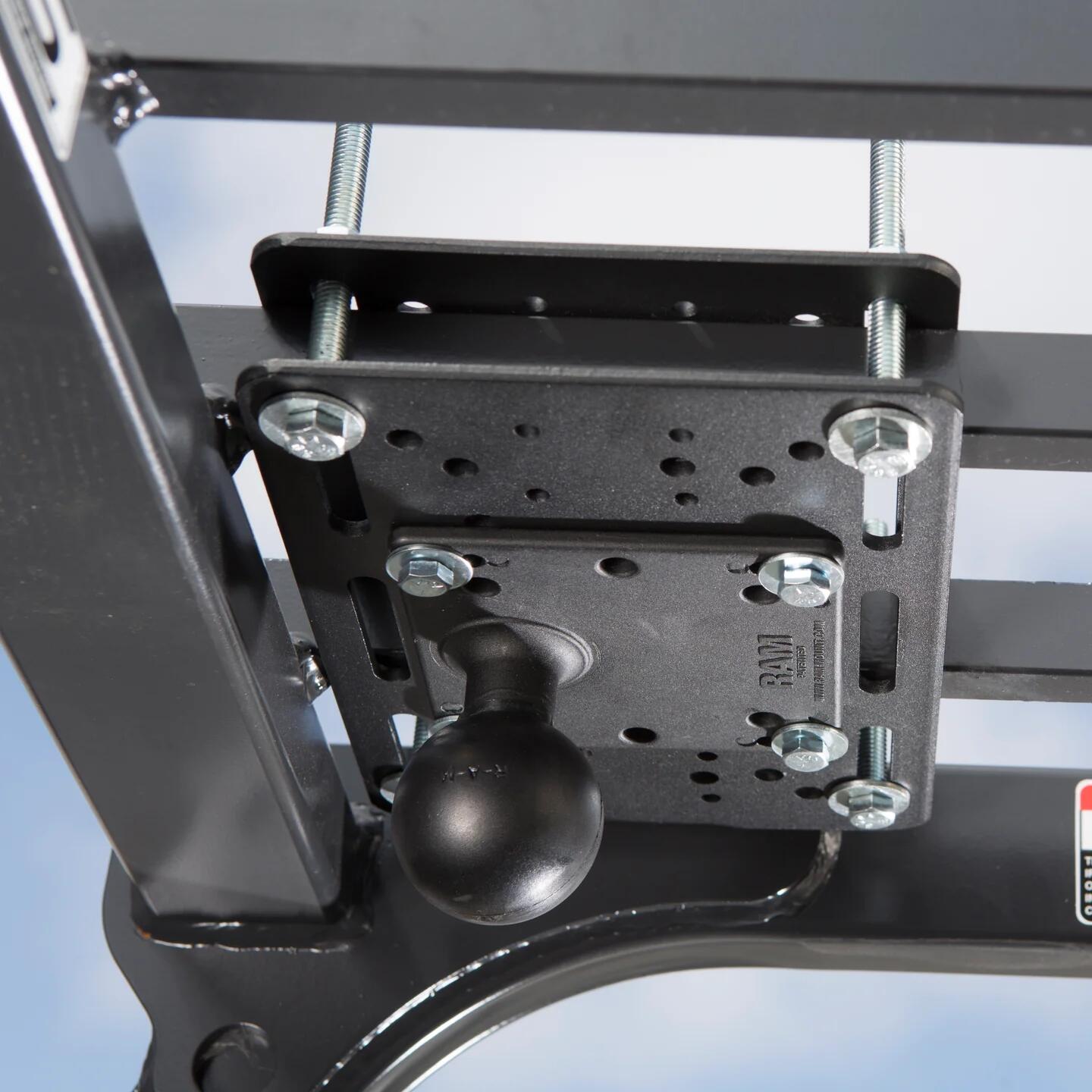 Kiinnityslevy trukin yläsuojaan