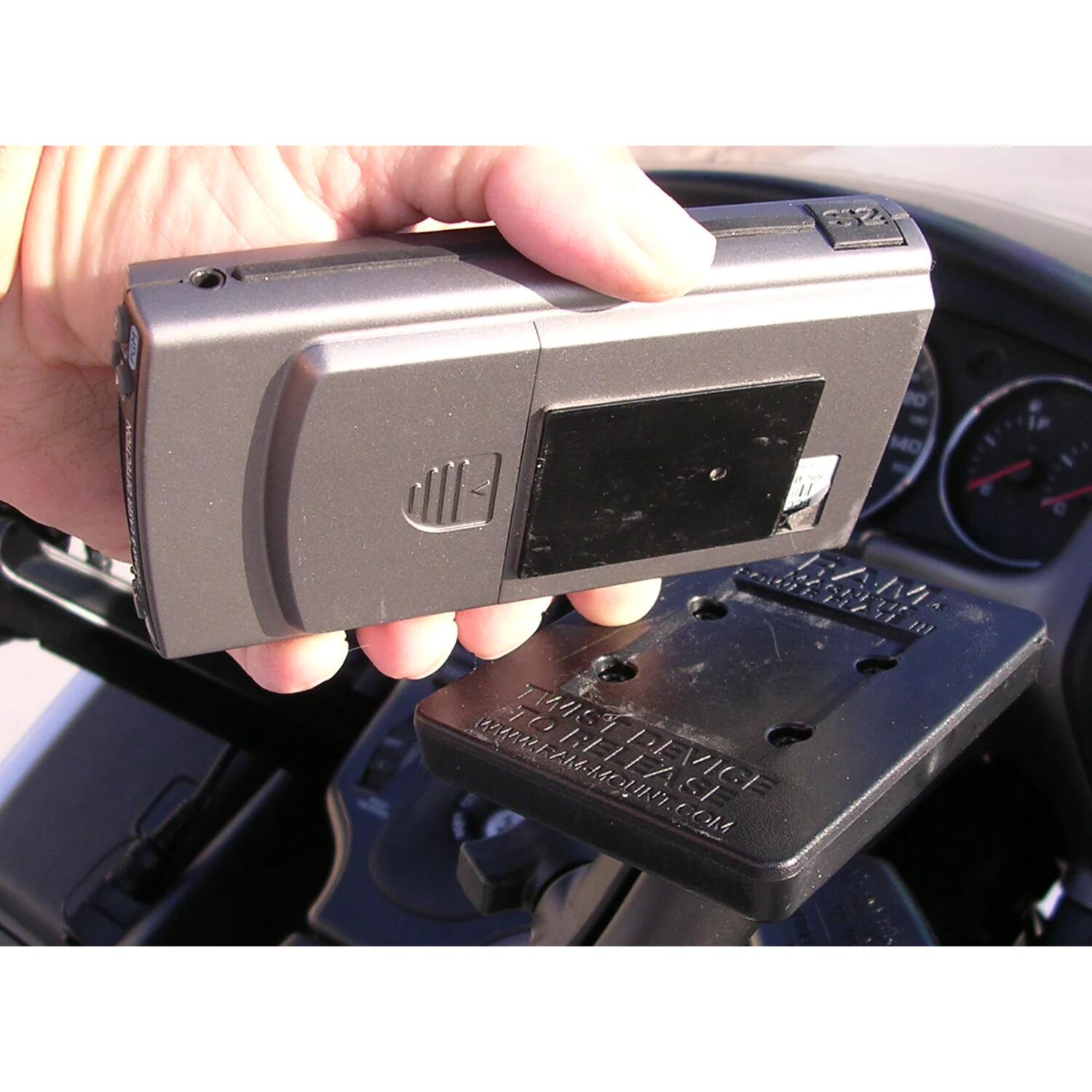 Yleismallinen magneettinen kiinnike